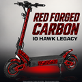 VSETT 10+ SKIN | RED FORGED CARBON – Designvisualisierung im Studio-Look mit Licht in der Skinfarbe; Scooter nicht enthalten, Beleuchtung separat erhältlich