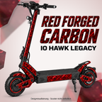 IO HAWK Legacy Skin RED FORGED CARBON – Designvisualisierung. Reifenaufkleber separat erhältlich. Scooter nicht enthalten.