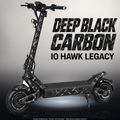 VSETT 10+ SKIN | DEEP BLACK CARBON – Designvisualisierung im Studio-Look mit Licht in der Skinfarbe; Scooter nicht enthalten, Beleuchtung separat erhältlich