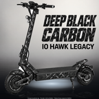 VSETT 10+ SKIN | DEEP BLACK CARBON – Designvisualisierung im Studio-Look mit Licht in der Skinfarbe; Scooter nicht enthalten, Beleuchtung separat erhältlich