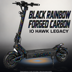 VSETT 10+ SKIN | BLACK RAINBOW FORGED CARBON – Designvisualisierung im Studio-Look mit Licht in der Skinfarbe; Scooter nicht enthalten, Beleuchtung separat erhältlich