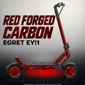 YADEA ELITEPRIME SKIN | RED FORGED CARBON – Designvisualisierung im Studio-Look mit Licht in der Skinfarbe; Scooter nicht enthalten, Beleuchtung separat erhältlich