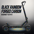 YADEA ELITEPRIME SKIN | BLACK RAINBOW FORGED CARBON – Designvisualisierung im Studio-Look mit Licht in der Skinfarbe; Scooter nicht enthalten, Beleuchtung separat erhältlich