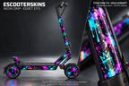 EGRET EY!1 SKIN | NEON DRIP – Holo-Effekt simuliert; +24,99 EUR Aufpreis. Digitale Materialsimulation, keine physische Druckprobe. Nur Body-Skin; Scooter und Felgenaufkleber nicht enthalten.