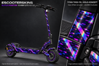 IO HAWK ELITE X 1.0 / 2.0 SKIN | GLITCH PHANTOM – Holo-Effekt simuliert; +24,99 EUR Aufpreis. Digitale Materialsimulation, keine physische Druckprobe. Nur Body-Skin; Scooter und Felgenaufkleber nicht enthalten.