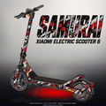 XIAOMI ELECTRIC SCOOTER 6 SKIN | SAMURAI – Designvisualisierung im Studio-Look mit Licht in der Skinfarbe; Scooter nicht enthalten, Beleuchtung separat erhältlich