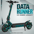 IO HAWK LEGACY SKIN | DATA RUNNER – Designvisualisierung; Scooter nicht enthalten. Reifenaufkleber separat erhältlich.