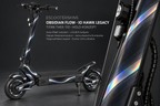 IO HAWK LEGACY SKIN | OBSIDIAN FLOW – Holo-Effekt simuliert; +24,99 EUR Aufpreis. Digitale Materialsimulation, keine physische Druckprobe. Nur Body-Skin; Scooter und Felgenaufkleber nicht enthalten.
