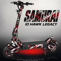 IO HAWK LEGACY SKIN | SAMURAI – Designvisualisierung mit Licht in der Skinfarbe; Scooter nicht enthalten, Beleuchtung separat erhältlich