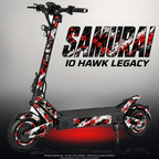 IO HAWK LEGACY SKIN | SAMURAI – Designvisualisierung mit Licht in der Skinfarbe; Scooter nicht enthalten, Beleuchtung separat erhältlich