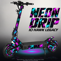 IO HAWK LEGACY SKIN | NEON DRIP – Designvisualisierung mit Licht in der Skinfarbe; Scooter nicht enthalten, Beleuchtung separat erhältlich