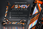 KUKIRIN G2 PRO SKIN | ASIMOV – Holo-Effekt simuliert; +24,99 EUR Aufpreis. Digitale Materialsimulation, keine physische Druckprobe. Nur Body-Skin; Scooter und Felgenaufkleber nicht enthalten.