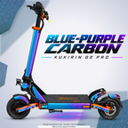 KUKIRIN G2 PRO SKIN | BLUE-PURPLE CARBON – Designvisualisierung mit farblich passendem Lichtschein. Scooter nicht enthalten; Beleuchtung separat erhältlich.