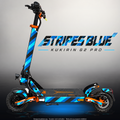 KUKIRIN G2 PRO SKIN | STRIPES BLUE – Designvisualisierung im Studio-Look mit Licht in der Skinfarbe; Scooter nicht enthalten, Beleuchtung separat erhältlich