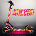 KUKIRIN G2 PRO SKIN | SUMMER PINK SOLERO – Designvisualisierung im Studio-Look mit Licht in der Skinfarbe; Scooter nicht enthalten, Beleuchtung separat erhältlich