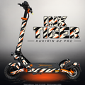 KUKIRIN G2 PRO SKIN | INK TIGER – Designvisualisierung im Studio-Look mit Licht in der Skinfarbe; Scooter nicht enthalten, Beleuchtung separat erhältlich
