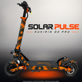 KUKIRIN G2 PRO SKIN | SOLAR PULSE – Designvisualisierung im Studio-Look mit Licht in der Skinfarbe; Scooter nicht enthalten, Beleuchtung separat erhältlich