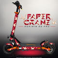 KUKIRIN G2 PRO SKIN | PAPER CRANE – Designvisualisierung im Studio-Look mit Licht in der Skinfarbe; Scooter nicht enthalten, Beleuchtung separat erhältlich