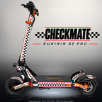 KUKIRIN G2 PRO SKIN | CHECKMATE – Designvisualisierung im Studio-Look mit Licht in der Skinfarbe; Scooter nicht enthalten, Beleuchtung separat erhältlich