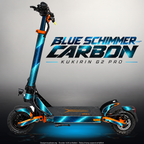 KUKIRIN G2 PRO SKIN | BLUE SCHIMMER CARBON – Designvisualisierung im Studio-Look mit Licht in der Skinfarbe; Scooter nicht enthalten, Beleuchtung separat erhältlich