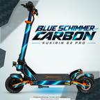 KUKIRIN G2 PRO SKIN | BLUE SCHIMMER CARBON – Designvisualisierung mit farblich passendem Lichtschein. Scooter nicht enthalten; Beleuchtung separat erhältlich.