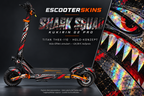 KUKIRIN G2 PRO SKIN | SHARK SQUAD – Holo-Effekt simuliert; +24,99 EUR Aufpreis. Digitale Materialsimulation, keine physische Druckprobe. Nur Body-Skin; Trittbrett und Felgenaufkleber separat; Scooter nicht enthalten.