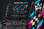 KUKIRIN G2 PRO SKIN | STREET VIBES – Holo-Effekt simuliert; +24,99 EUR Aufpreis. Digitale Materialsimulation, keine physische Druckprobe. Nur Body-Skin; Trittbrett und Felgenaufkleber separat; Scooter nicht enthalten.
