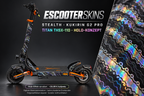 KUKIRIN G2 PRO SKIN | STEALTH – Holo-Effekt simuliert; +24,99 EUR Aufpreis. Digitale Materialsimulation, keine physische Druckprobe. Nur Body-Skin; Trittbrett und Felgenaufkleber separat; Scooter nicht enthalten.