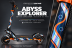 KUKIRIN G2 PRO SKIN | ABYSS EXPLORER – Holo-Effekt simuliert; +24,99 EUR Aufpreis. Digitale Materialsimulation, keine physische Druckprobe. Nur Body-Skin; Scooter und Felgenaufkleber nicht enthalten.
