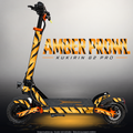 KUKIRIN G2 PRO SKIN | AMBER PROWL – Designvisualisierung im Studio-Look mit Licht in der Skinfarbe; Scooter nicht enthalten, Beleuchtung separat erhältlich
