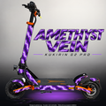 KUKIRIN G2 PRO SKIN | AMETHYST VEIN – Designvisualisierung im Studio-Look mit Licht in der Skinfarbe; Scooter nicht enthalten, Beleuchtung separat erhältlich