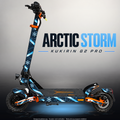 KUKIRIN G2 PRO SKIN | ARCTIC STORM – Designvisualisierung im Studio-Look mit Licht in der Skinfarbe; Scooter nicht enthalten, Beleuchtung separat erhältlich