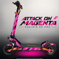 KUKIRIN G2 PRO SKIN | ATTACK ON MAGENTA – Designvisualisierung im Studio-Look mit Licht in der Skinfarbe; Scooter nicht enthalten, Beleuchtung separat erhältlich