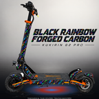 KUKIRIN G2 PRO SKIN | BLACK RAINBOW FORGED CARBON – Designvisualisierung im Studio-Look mit Licht in der Skinfarbe; Scooter nicht enthalten, Beleuchtung separat erhältlich