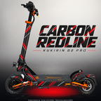 KUKIRIN G2 PRO SKIN | CARBON REDLINE – Designvisualisierung im Studio-Look mit Licht in der Skinfarbe; Scooter nicht enthalten, Beleuchtung separat erhältlich