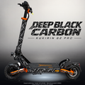 KUKIRIN G2 PRO SKIN | DEEP BLACK CARBON – Designvisualisierung mit Licht in der Skinfarbe; Scooter nicht enthalten, Beleuchtung separat erhältlich