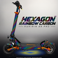 KUKIRIN G2 PRO SKIN | HEXAGON RAINBOW CARBON – Designvisualisierung im Studio-Look mit Licht in der Skinfarbe; Scooter nicht enthalten, Beleuchtung separat erhältlich
