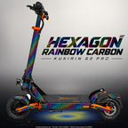 KUKIRIN G2 PRO SKIN | HEXAGON RAINBOW CARBON – Designvisualisierung im Studio-Look mit Licht in der Skinfarbe; Scooter nicht enthalten, Beleuchtung separat erhältlich