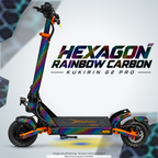KUKIRIN G2 PRO SKIN | HEXAGON RAINBOW CARBON – Designvisualisierung mit farblich passendem Lichtschein. Scooter nicht enthalten; Beleuchtung separat erhältlich.