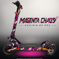 KUKIRIN G2 PRO SKIN | MAGENTA CHAOS – Designvisualisierung im Studio-Look mit Licht in der Skinfarbe; Scooter nicht enthalten, Beleuchtung separat erhältlich
