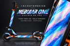 KUKIRIN G2 PRO SKIN | NEBULAR ONE – Holo-Effekt simuliert; +24,99 EUR Aufpreis. Digitale Materialsimulation, keine physische Druckprobe. Nur Body-Skin; Scooter und Felgenaufkleber nicht enthalten.