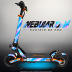 KUKIRIN G2 PRO SKIN | NEBULAR ONE – Designvisualisierung im Studio-Look mit Licht in der Skinfarbe; Scooter nicht enthalten, Beleuchtung separat erhältlich