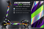 KUKIRIN G2 PRO SKIN | PURPLE VS GREEN – Holo-Effekt simuliert; +24,99 EUR Aufpreis. Digitale Materialsimulation, keine physische Druckprobe. Nur Body-Skin; Scooter und Felgenaufkleber nicht enthalten.