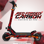 KUKIRIN G2 PRO SKIN | RED FORGED CARBON – Designvisualisierung mit farblich passendem Lichtschein. Scooter nicht enthalten; Beleuchtung separat erhältlich.