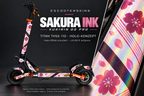 KUKIRIN G2 PRO SKIN | SAKURA INK – Holo-Effekt simuliert; +24,99 EUR Aufpreis. Digitale Materialsimulation, keine physische Druckprobe. Nur Body-Skin; Trittbrett und Felgenaufkleber separat; Scooter nicht enthalten.