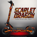 KUKIRIN G2 PRO SKIN | SCARLET DRAGON – Designvisualisierung im Studio-Look mit Licht in der Skinfarbe; Scooter nicht enthalten, Beleuchtung separat erhältlich