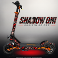 KUKIRIN G2 PRO SKIN | SHADOW ONI – Designvisualisierung im Studio-Look mit Licht in der Skinfarbe; Scooter nicht enthalten, Beleuchtung separat erhältlich