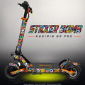 KUKIRIN G2 PRO SKIN | STICKER BOMB – Designvisualisierung im Studio-Look mit Licht in der Skinfarbe; Scooter nicht enthalten, Beleuchtung separat erhältlich