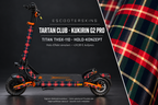 KUKIRIN G2 PRO SKIN | TARTAN CLUB – Holo-Effekt simuliert; +24,99 EUR Aufpreis. Digitale Materialsimulation, keine physische Druckprobe. Nur Body-Skin; Trittbrett und Felgenaufkleber separat; Scooter nicht enthalten.