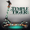 KUKIRIN G2 PRO SKIN | TEMPLE TIGER – Designvisualisierung im Studio-Look mit Licht in der Skinfarbe; Scooter nicht enthalten, Beleuchtung separat erhältlich